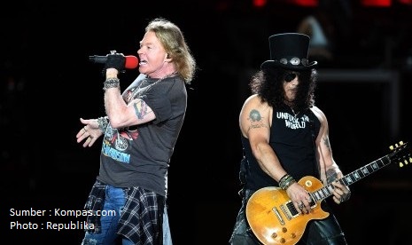 Axl Rose Janji Hentikan Tradisi Lempar Mikrofon ke Penonton karena Bikin Penonton Terluka