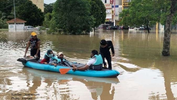 Banjir Malaysia Memaksa Puluhan Ribu Orang Mengungsi